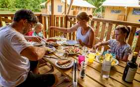 Gemeinsam essen auf der Terrasse - Foto: Bethel Fath